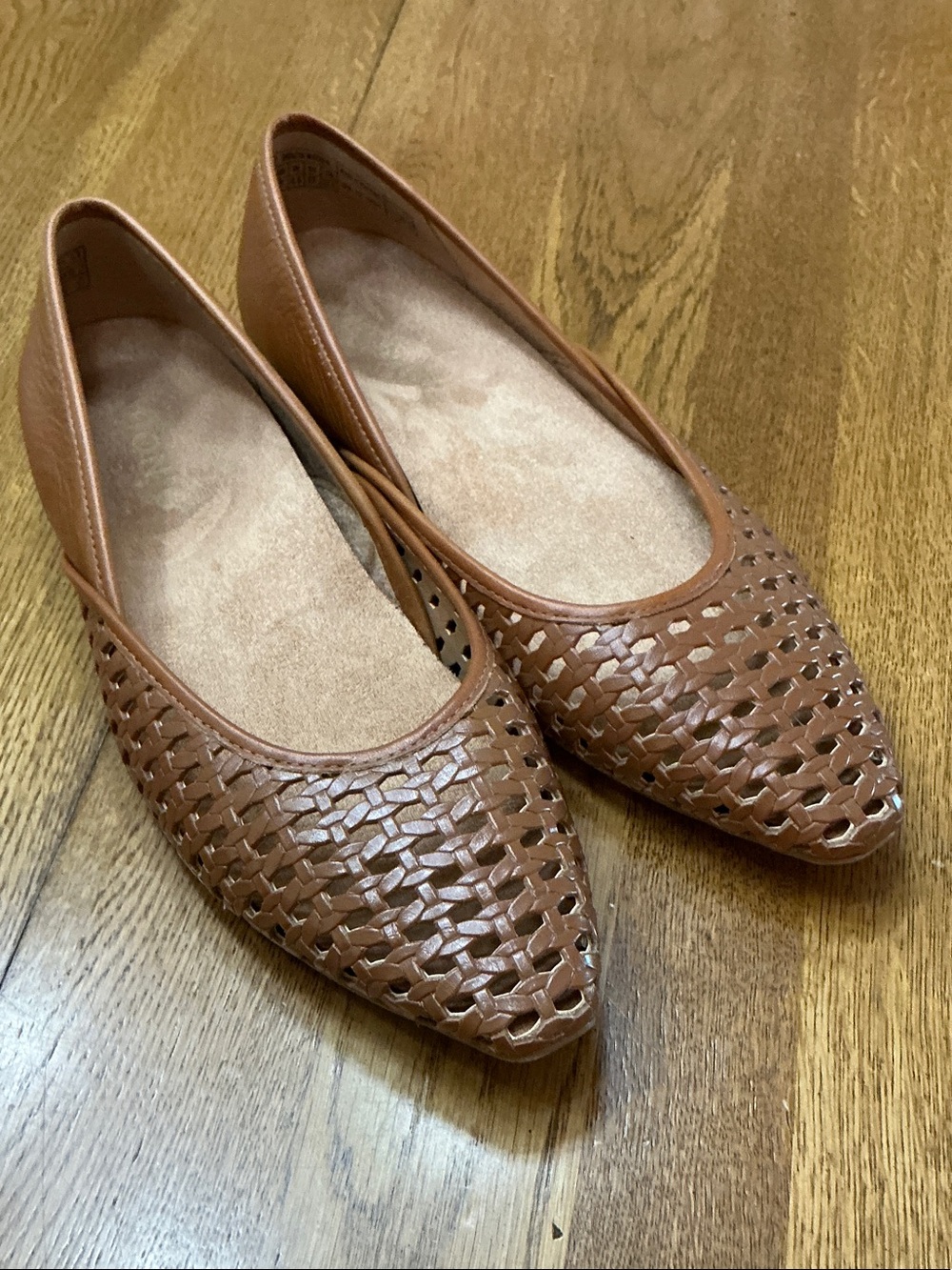 Woman’s Vionic Gracia camel slip on shoe. Size 7. Like new! Woven front. Cute1